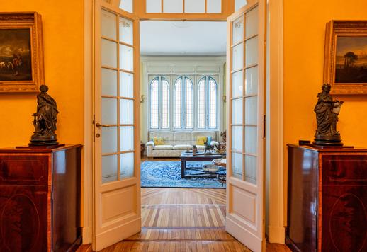 345 metrekarelik bu malikanede dört yatak odası, üç banyo, geniş oturma odaları, giyinme odalı bir ebeveyn süiti, yüksek kaliteli orijinal donanımlar ve Madonnina'nın muhteşem manzarası bulunmaktadır. Image 4