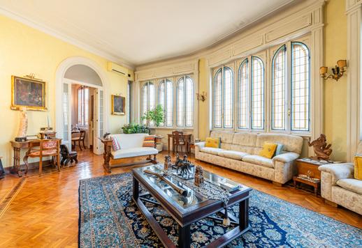 345 metrekarelik bu malikanede dört yatak odası, üç banyo, geniş oturma odaları, giyinme odalı bir ebeveyn süiti, yüksek kaliteli orijinal donanımlar ve Madonnina'nın muhteşem manzarası bulunmaktadır. Image 2