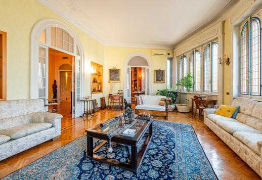 345 metrekarelik bu malikanede dört yatak odası, üç banyo, geniş oturma odaları, giyinme odalı bir ebeveyn süiti, yüksek kaliteli orijinal donanımlar ve Madonnina'nın muhteşem manzarası bulunmaktadır. Image 1