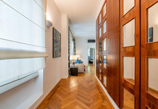 Suite di 85 mq con soggiorno e cucina a vista, camera matrimoniale, finiture di pregio, pavimenti in legno, ascensore e cantina Image 6