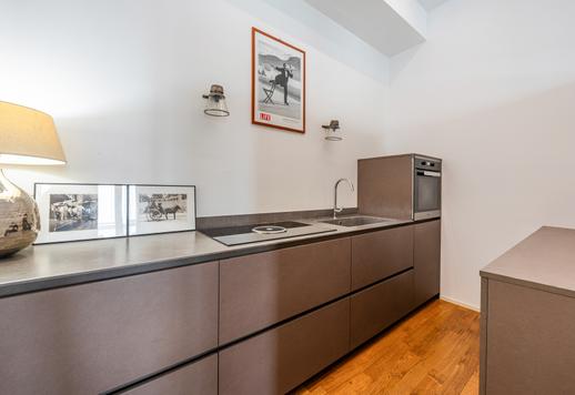 Suite di 85 mq con soggiorno e cucina a vista, camera matrimoniale, finiture di pregio, pavimenti in legno, ascensore e cantina Image 9