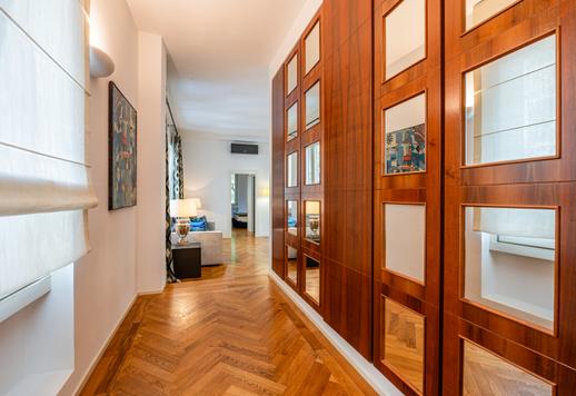 Suite di 85 mq con soggiorno e cucina a vista, camera matrimoniale, finiture di pregio, pavimenti in legno, ascensore e cantina Image 7