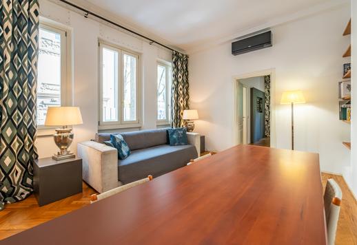 Suite di 85 mq con soggiorno e cucina a vista, camera matrimoniale, finiture di pregio, pavimenti in legno, ascensore e cantina Image 5