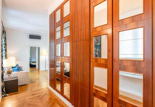 Suite di 85 mq con soggiorno e cucina a vista, camera matrimoniale, finiture di pregio, pavimenti in legno, ascensore e cantina Image 8