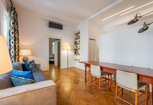 Suite di 85 mq con soggiorno e cucina a vista, camera matrimoniale, finiture di pregio, pavimenti in legno, ascensore e cantina Image 2