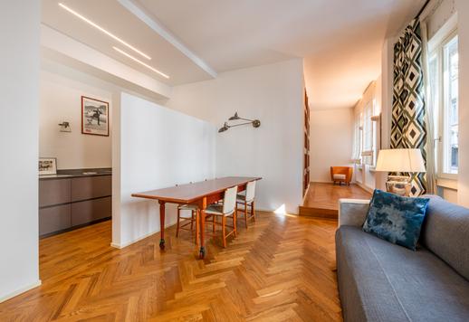 Suite di 85 mq con soggiorno e cucina a vista, camera matrimoniale, finiture di pregio, pavimenti in legno, ascensore e cantina Image 1