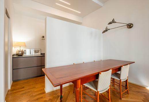 Suite di 85 mq con soggiorno e cucina a vista, camera matrimoniale, finiture di pregio, pavimenti in legno, ascensore e cantina Image 4