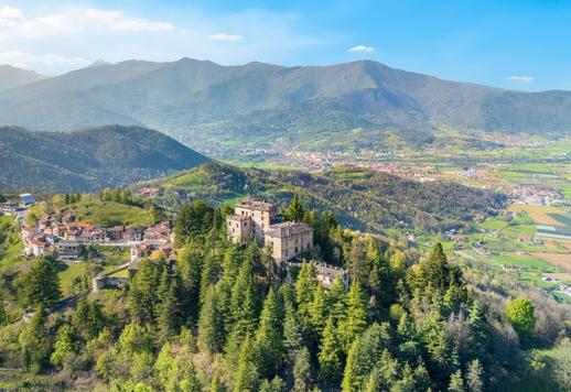 مجمع تاريخي يعود أصله إلى القرن الحادي عشر، أعيد بناؤه في ثلاثينيات القرن العشرين، مساحته 2700 متر مربع موزعة على خمسة مستويات، بالإضافة إلى سبعة هكتارات ونصف من الحدائق الخاصة والغابات Image 1