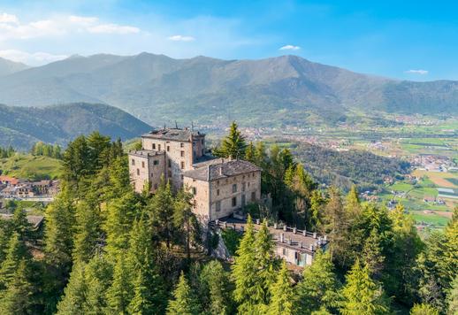 مجمع تاريخي يعود أصله إلى القرن الحادي عشر، أعيد بناؤه في ثلاثينيات القرن العشرين، مساحته 2700 متر مربع موزعة على خمسة مستويات، بالإضافة إلى سبعة هكتارات ونصف من الحدائق الخاصة والغابات Image 2