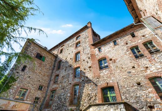 مجمع تاريخي يعود أصله إلى القرن الحادي عشر، أعيد بناؤه في ثلاثينيات القرن العشرين، مساحته 2700 متر مربع موزعة على خمسة مستويات، بالإضافة إلى سبعة هكتارات ونصف من الحدائق الخاصة والغابات Image 8