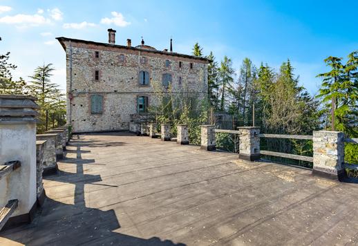 مجمع تاريخي يعود أصله إلى القرن الحادي عشر، أعيد بناؤه في ثلاثينيات القرن العشرين، مساحته 2700 متر مربع موزعة على خمسة مستويات، بالإضافة إلى سبعة هكتارات ونصف من الحدائق الخاصة والغابات Image 7