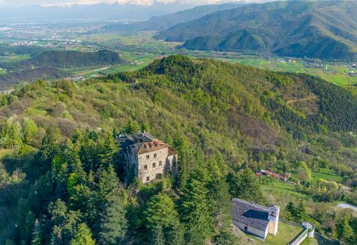 مجمع تاريخي يعود أصله إلى القرن الحادي عشر، أعيد بناؤه في ثلاثينيات القرن العشرين، مساحته 2700 متر مربع موزعة على خمسة مستويات، بالإضافة إلى سبعة هكتارات ونصف من الحدائق الخاصة والغابات Image 3