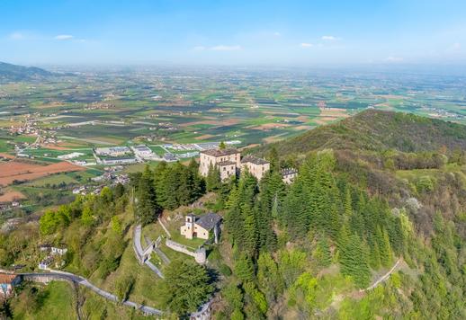 مجمع تاريخي يعود أصله إلى القرن الحادي عشر، أعيد بناؤه في ثلاثينيات القرن العشرين، مساحته 2700 متر مربع موزعة على خمسة مستويات، بالإضافة إلى سبعة هكتارات ونصف من الحدائق الخاصة والغابات Image 4