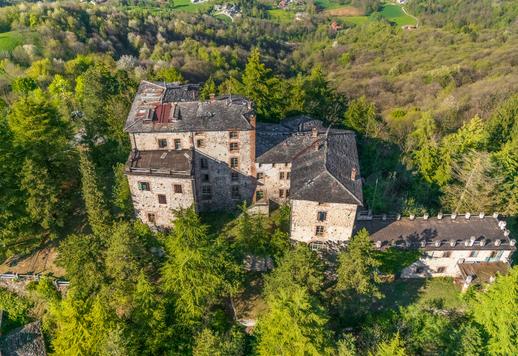 مجمع تاريخي يعود أصله إلى القرن الحادي عشر، أعيد بناؤه في ثلاثينيات القرن العشرين، مساحته 2700 متر مربع موزعة على خمسة مستويات، بالإضافة إلى سبعة هكتارات ونصف من الحدائق الخاصة والغابات Image 5