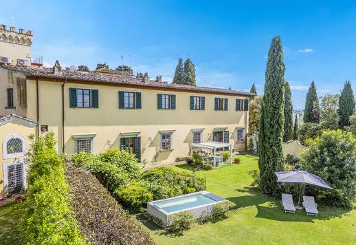 Proprietà di 400 mq distribuiti su quattro livelli che ospita sette camere da letto, sette bagni, e dotata di doppio accesso indipendente Image 3
