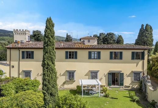 Proprietà di 400 mq distribuiti su quattro livelli che ospita sette camere da letto, sette bagni, e dotata di doppio accesso indipendente Image 8