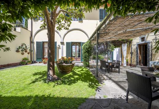 Proprietà di 400 mq distribuiti su quattro livelli che ospita sette camere da letto, sette bagni, e dotata di doppio accesso indipendente Image 9