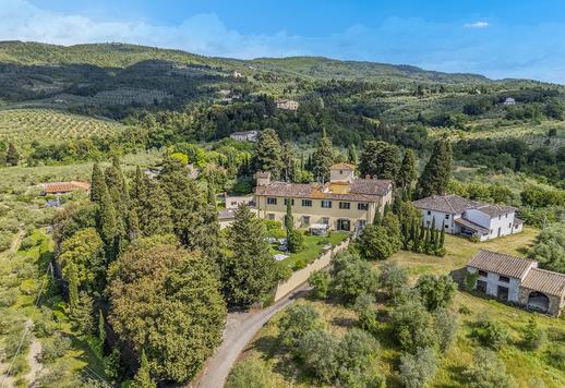 Proprietà di 400 mq distribuiti su quattro livelli che ospita sette camere da letto, sette bagni, e dotata di doppio accesso indipendente Image 2