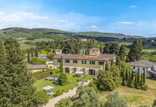 Proprietà di 400 mq distribuiti su quattro livelli che ospita sette camere da letto, sette bagni, e dotata di doppio accesso indipendente Image 1