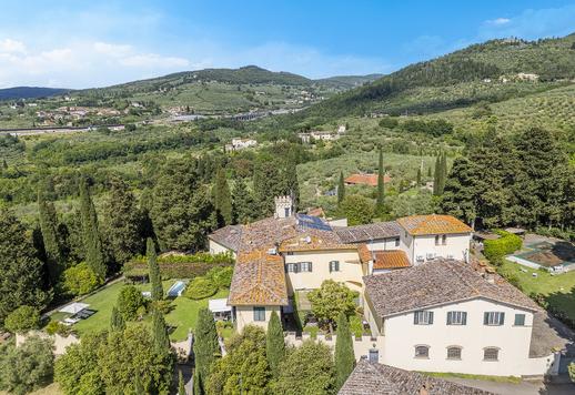 Proprietà di 400 mq distribuiti su quattro livelli che ospita sette camere da letto, sette bagni, e dotata di doppio accesso indipendente Image 6
