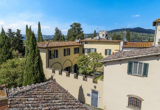 Proprietà di 400 mq distribuiti su quattro livelli che ospita sette camere da letto, sette bagni, e dotata di doppio accesso indipendente Image 7