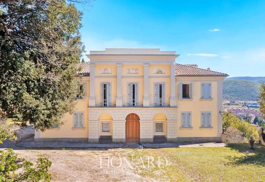Residenza di mille metri quadri con dieci camere e sei bagni tra due edifici storici, in cinque ettari di parco e bosco privato, dependance e cappella consacrata  Image 4