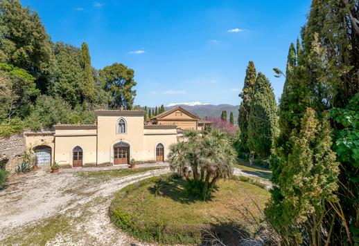 Residenza di mille metri quadri con dieci camere e sei bagni tra due edifici storici, in cinque ettari di parco e bosco privato, dependance e cappella consacrata  Image 6