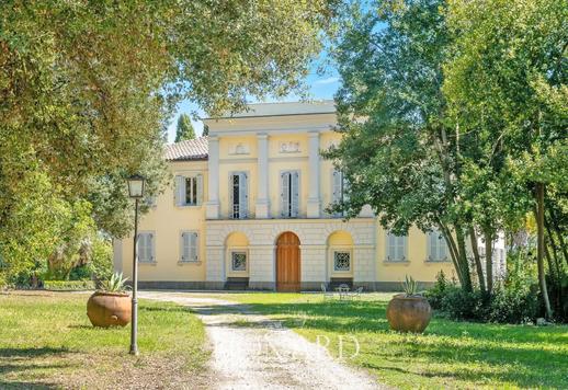 Villa Neoclassica Con Parco E Vista Terminillo A Rieti Lionard