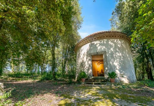 Residenza di mille metri quadri con dieci camere e sei bagni tra due edifici storici, in cinque ettari di parco e bosco privato, dependance e cappella consacrata  Image 9