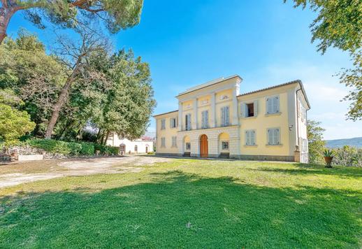 Residenza di mille metri quadri con dieci camere e sei bagni tra due edifici storici, in cinque ettari di parco e bosco privato, dependance e cappella consacrata  Image 1