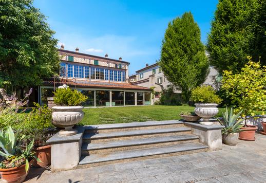 Prestigioso palazzo d'epoca restaurato con affreschi originali, giardino d'inverno, cantina storica, impianto fotovoltaico e 10 posti auto Image 1