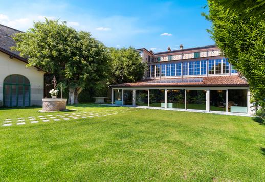 Prestigioso palazzo d'epoca restaurato con affreschi originali, giardino d'inverno, cantina storica, impianto fotovoltaico e 10 posti auto Image 3
