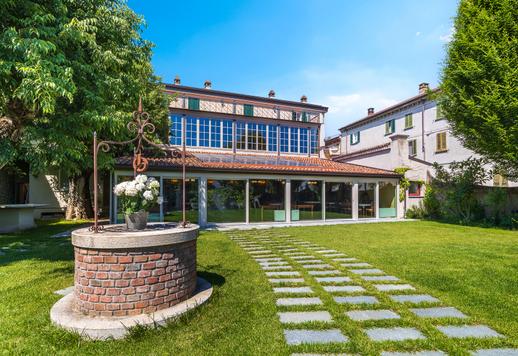 Prestigioso palazzo d'epoca restaurato con affreschi originali, giardino d'inverno, cantina storica, impianto fotovoltaico e 10 posti auto Image 2