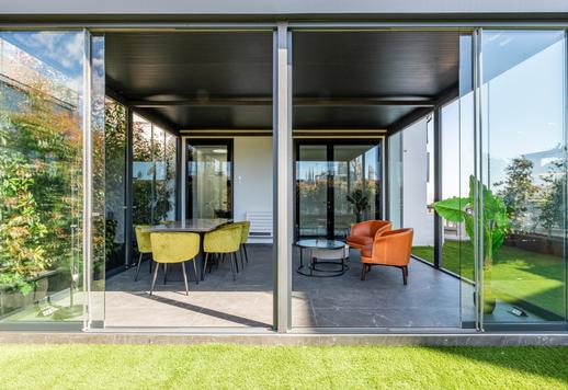 Elegantiškas 75 kv. m ploto butas, visiškai renovuotas, su atvira virtuve, didele veranda ir panoramine 40 kv. m ploto terasa Image 5