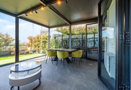 Elegantiškas 75 kv. m ploto butas, visiškai renovuotas, su atvira virtuve, didele veranda ir panoramine 40 kv. m ploto terasa Image 9