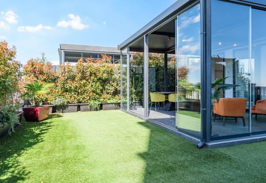 Elegantiškas 75 kv. m ploto butas, visiškai renovuotas, su atvira virtuve, didele veranda ir panoramine 40 kv. m ploto terasa Image 4