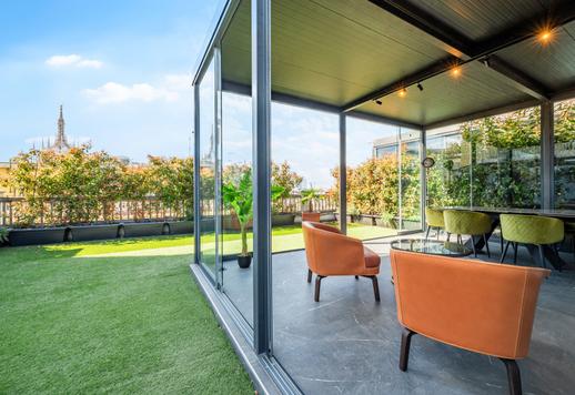 Elegantiškas 75 kv. m ploto butas, visiškai renovuotas, su atvira virtuve, didele veranda ir panoramine 40 kv. m ploto terasa Image 1