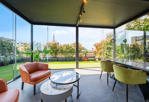 Elegantiškas 75 kv. m ploto butas, visiškai renovuotas, su atvira virtuve, didele veranda ir panoramine 40 kv. m ploto terasa Image 2