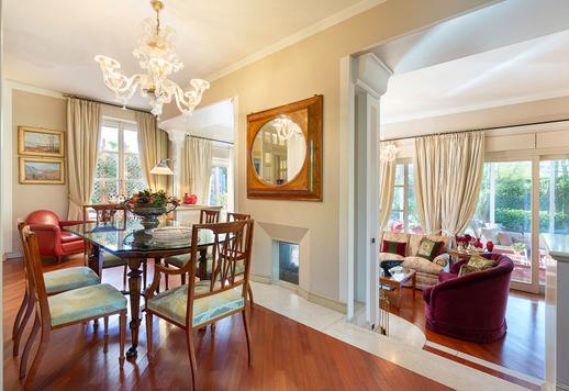 Élégante résidence de 427 m² sur trois niveaux, avec une véranda vitrée habitable toute l'année, un sous-sol aménagé et un jardin privé d'environ 400 m², à quelques pas du cœur de la vie milanaise Image 7