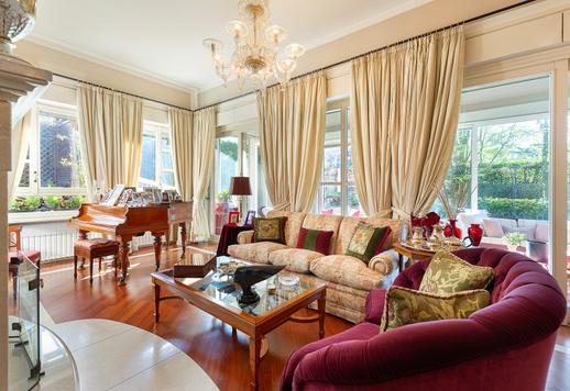 Élégante résidence de 427 m² sur trois niveaux, avec une véranda vitrée habitable toute l'année, un sous-sol aménagé et un jardin privé d'environ 400 m², à quelques pas du cœur de la vie milanaise Image 8