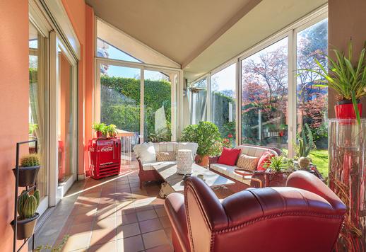 Élégante résidence de 427 m² sur trois niveaux, avec une véranda vitrée habitable toute l'année, un sous-sol aménagé et un jardin privé d'environ 400 m², à quelques pas du cœur de la vie milanaise Image 5