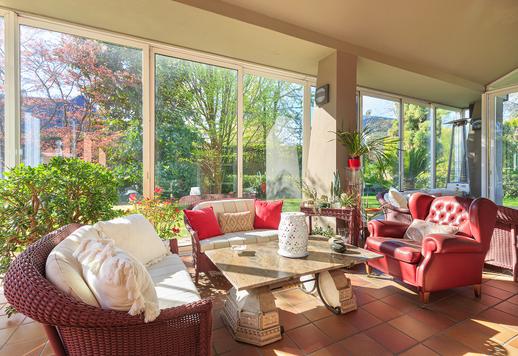 Élégante résidence de 427 m² sur trois niveaux, avec une véranda vitrée habitable toute l'année, un sous-sol aménagé et un jardin privé d'environ 400 m², à quelques pas du cœur de la vie milanaise Image 4