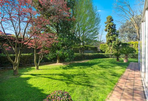 Élégante résidence de 427 m² sur trois niveaux, avec une véranda vitrée habitable toute l'année, un sous-sol aménagé et un jardin privé d'environ 400 m², à quelques pas du cœur de la vie milanaise Image 3