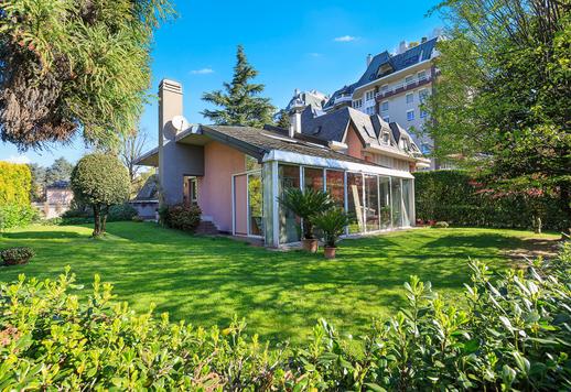 Élégante résidence de 427 m² sur trois niveaux, avec une véranda vitrée habitable toute l'année, un sous-sol aménagé et un jardin privé d'environ 400 m², à quelques pas du cœur de la vie milanaise Image 2