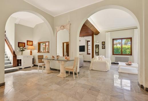 300-sqm estate with five bedrooms, six bathrooms, a private swimming pool and a 1,600-sqm garden, situated in one of Versilia’s most prestigious areas and on a street with some of the highest property values in Italy Image 8