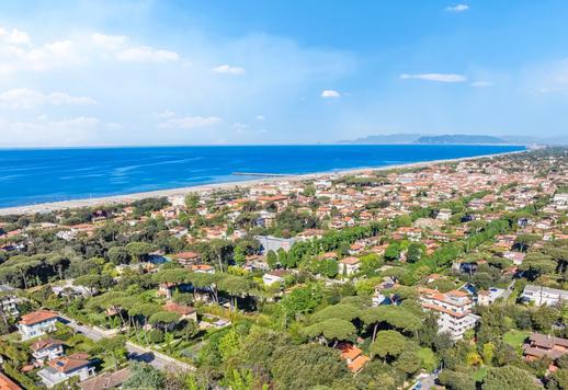 300-sqm estate with five bedrooms, six bathrooms, a private swimming pool and a 1,600-sqm garden, situated in one of Versilia’s most prestigious areas and on a street with some of the highest property values in Italy Image 3