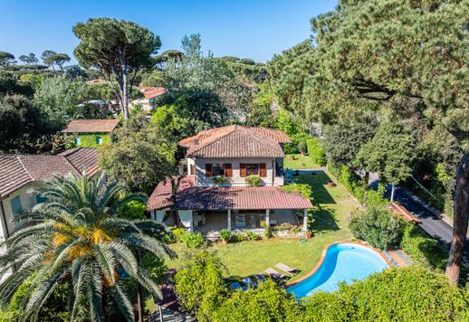 300-sqm estate with five bedrooms, six bathrooms, a private swimming pool and a 1,600-sqm garden, situated in one of Versilia’s most prestigious areas and on a street with some of the highest property values in Italy Image 4