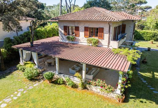 300-sqm estate with five bedrooms, six bathrooms, a private swimming pool and a 1,600-sqm garden, situated in one of Versilia’s most prestigious areas and on a street with some of the highest property values in Italy Image 5
