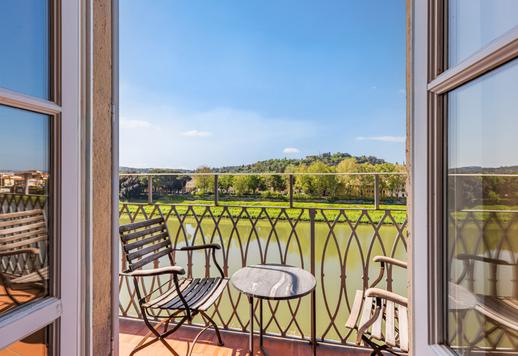 Residenza di 330 mq al terzo piano di un palazzo storico con ascensore, quattro camere, quattro bagni, doppio salone con balcone perimetrale Image 4