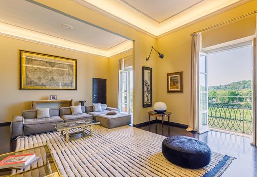 Residenza di 330 mq al terzo piano di un palazzo storico con ascensore, quattro camere, quattro bagni, doppio salone con balcone perimetrale Image 2